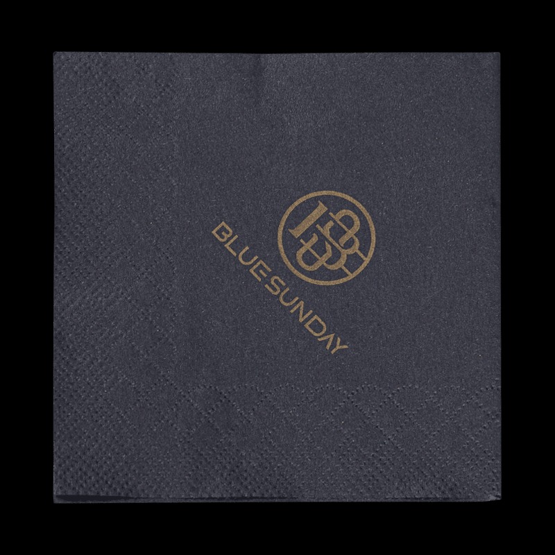 Mångsidiga pappersservetter med tryckt färg förbättrar den övergripande upplevelsen av evenemanget